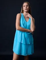 Vestido corto de gasa color amarillo, con escote en V, sin mangas y forro interno a tono.