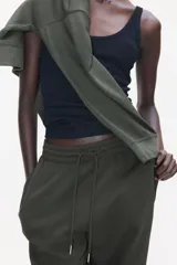 Pantalón deportivo de felpa de mezcla de algodón, color verde oscuro, de tiro alto con cordón ajustable en la cintura y puños elásticos en los bajos.