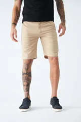 Bermuda tipo chino de corte clásico, confeccionada en una mezcla de lino y algodón. Presenta cierre de cremallera y botón, bolsillos laterales y traseros, y trabillas para cinturón.