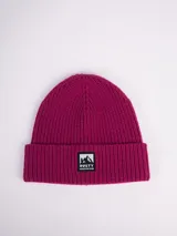 Gorro de lana tejido a punto color fucsia con logo de la marca Rusty bordado en el frente.