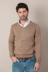 Sweater de cuello en V confeccionado en lana merino, de diseño clásico con puños y ruedo acanalados.