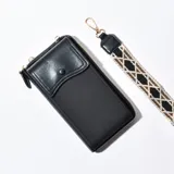 Porta celular negro con solapa de cuero sintético y correa de tela estampada.