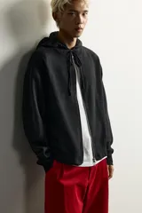 Sudadera hoodie relaxed fit de punto color gris, confeccionada en hilatura con viscosa de tacto suave, con cuello con capucha ajustable, manga larga, cierre frontal con cremallera y acabados en rib.