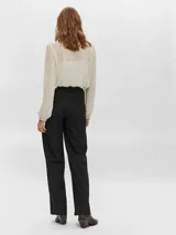 Pantalón wide leg de tiro alto negro, con pinzas y costuras frontales marcadas.