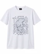 Remera blanca con estampado gráfico azul en el pecho con las frases "Adrenaline", "True Skate Power" y "New York City", y la silueta de un patinador.