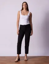 Pantalón de vestir corte recto, largo al tobillo, color blanco. Pretina con broche interno y cierre. Delantera con bolsillos.