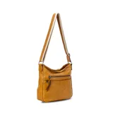 Bandolera de cuero sintético color mostaza, con dos bolsillos frontales con cierre, apertura superior con cierre, división interna y bolsillo trasero con cierre. Incluye correa larga regulable combinada en tonos mostaza y beige.