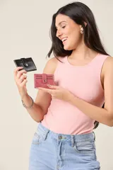 Tarjetero de cuero sintético con cierre de broche a presión.