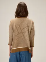 Buzo de tejido de punto con diseño de rayas verticales en tonos marrón y crema, cuello redondo y mangas tres cuartos con puños acanalados.
