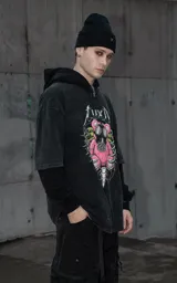Remera de algodón con efecto nevado, corte oversize y estampa frontal de un oso de peluche rosa con máscara de gas rodeado por una estructura ósea.