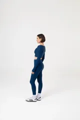Legging deportiva de tiro alto en color azul marino, con diseño de cortes orgánicos que ofrecen compresión muscular y ajuste ergonómico.