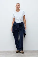 Pantalón jogger de corte recto y tiro medio, confeccionado en tejido acanalado de color azul marino, con cintura elástica.