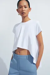 Pantalón de tiro medio con corte recto, confeccionado en mezcla de algodón. Presenta cintura con trabillas, bolsillos laterales ocultos en costura, raya planchada en el delantero y cierre frontal con cremallera, botón y ganchos metálicos.