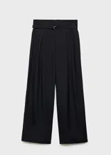Pantalon de corte wide leg color negro, con tiro alto, pinzas delanteras, bolsillos laterales y cinturón incorporado con hebilla metálica.