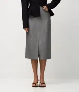 Pollera lápiz de sastrería color gris con finas rayas verticales, cintura estructurada con trabillas, caída recta y una abertura frontal discreta.