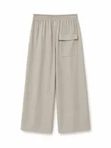 Pantalón de corte recto y tiro alto, color marrón oscuro, con cintura elástica y bolsillos laterales.