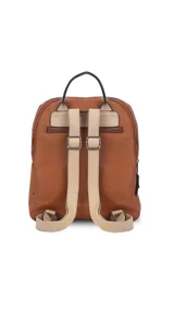 Mochila de cuero sintético en color beige con detalles en color suela. Cuenta con múltiples compartimentos frontales con cierre metálico, correas regulables y manija superior.
