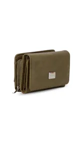 Billetera corta de símil cuero color beige, con cierre a presión y placa metálica decorativa. Cuenta con múltiples compartimentos internos para tarjetas, visor y billetes, además de un compartimento posterior con cierre.
