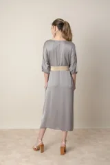 Vestido italiano tipo túnica de satén negro liso, de calce holgado.