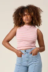 Musculosa de punto acanalado color rosa con rayas horizontales blancas, cuello redondo y corte ceñido.