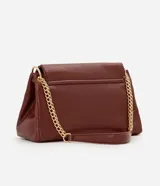 Cartera tipo shoulder bag de tamaño grande, confeccionada en poliuretano con textura de efecto croco. Presenta una solapa frontal con cierre magnético, herrajes en tono dorado claro y una correa de cadena metálica. Incluye un bolsillo interno con cremallera.