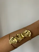 Brazalete plateado para el brazo, hecho a mano en alpaca, con diseño de formas orgánicas irregulares.