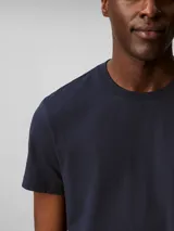 Remera de manga corta y cuello redondo, confeccionada en algodón, con micrologo de la marca bordado en el pecho.