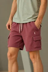Bermuda cargo confeccionada en tejido de punto de algodón color bordó, con bolsillos laterales con solapa y cordón ajustable en la cintura.
