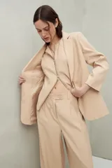 Pantalón blanco a rayas verticales, de corte wide leg y tiro alto.