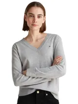 Sweater de punto Tommy Hilfiger, color gris, con cuello en V y manga larga. Presenta un diseño liso con el logo de la marca bordado en el pecho.