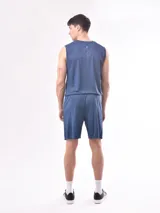Short deportivo de corte recto, confeccionado en tejido técnico ligero y transpirable, con cintura elástica y ajuste cómodo.