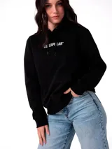 Buzo con capucha y bolsillo tipo canguro, color negro, con logo de la marca bordado en el pecho en color blanco. Presenta puños y ruedo acanalados.