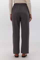 Pantalón gris oscuro de corte recto, con cintura elastizada, cierre de cremallera y botón.