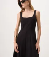 Vestido midi evasé color azul, sin mangas, con escote cuadrado, breteles medianos y recortes verticales. Fabricado por la marca Cortelle en mezcla de viscosa, poliamida y elastano con forro de poliéster.
