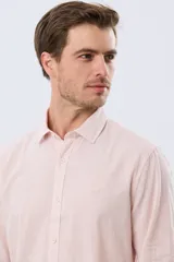 Camisa de manga larga confeccionada en mezcla de lino y algodón, con sutiles rayas celestes, cuello camisero clásico y cierre frontal de botones.