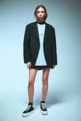 Saco sastrero oversize negro con bolsillos delanteros, forro de tafeta a tono y bordado en la tapa del bolsillo.