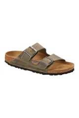 Sandalia Birkenstock modelo Arizona con dos correas ajustables de cuero engrasado en tono verde oliva. Cuenta con plantilla anatómica acolchada, forro de gamuza y suela de EVA.