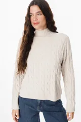 Sweater negro de punto trenzado con cuello alto.