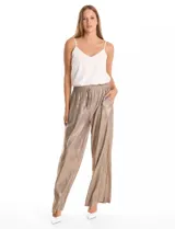 Pantalón wide leg de tiro alto con diseño plisado vertical y acabado metalizado en tono dorado. Presenta una cintura elástica fruncida con lazo de ajuste frontal y bolsillos laterales ocultos.