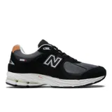 Zapatillas New Balance 2002R, color negro con detalles en gris y suela blanca.