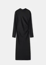 Vestido midi negro de manga larga, con cuello alto drapeado y corte estructurado en la cintura, falda acampanada de caída suave.