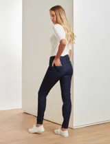 Jegging negro con pretina elastizada, bolsillos simulados delanteros y bolsillos aplicados traseros.