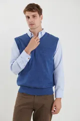 Chaleco de punto color azul, con cuello en V y terminación acanalada en el ruedo.