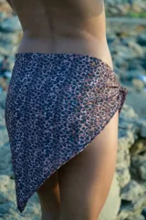 Maxi pañuelo triangular de seda peach sublimada con estampado de leopardo.