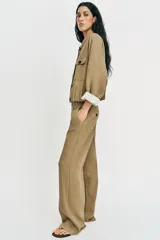 Pantalón recto de tiro bajo en color verde militar, con nervios marcados en la parte delantera, bolsillos frontales y cierre con cremallera, botón interior y ganchos.
