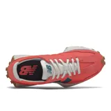 Championes New Balance 327 de gamuza color salmón con logo "N" en verde azulado y suela marrón con diseño texturizado.