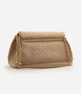 Cartera tipo shoulder bag de tamaño mediano, confeccionada en material sintético efecto gamuza color beige. Presenta un diseño estructurado con textura geométrica de triángulos en relieve, tapa frontal con cierre y correa de cadena metálica dorada con apoyo para el hombro.