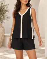 Musculosa de corte recto, color negro con detalles a contraste en color crudo en el escote en V, el centro y los laterales.