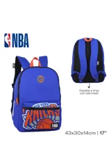 Mochila azul con diseño del equipo New York Knicks de la NBA. Presenta un bolsillo frontal con el logo del equipo y una pelota de básquet. La espalda y las tiras están forradas con tela mesh.