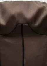 Vestido corto de estilo corsetero con escote palabra de honor, diseño entallado y cierre de cremallera en la parte posterior.